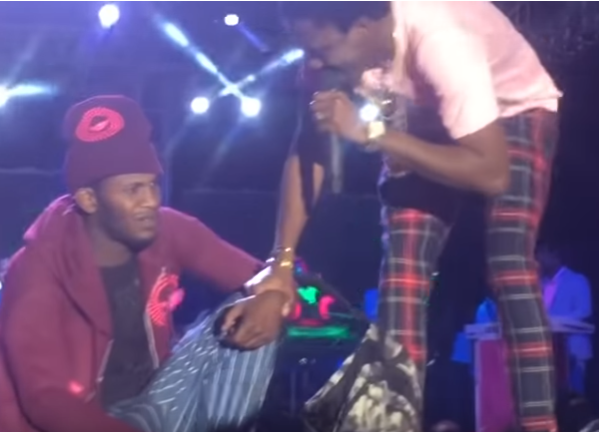 Vidéo: Emouvant-Waly Seck offre ses habits à un fan en plein Show. Regardez!