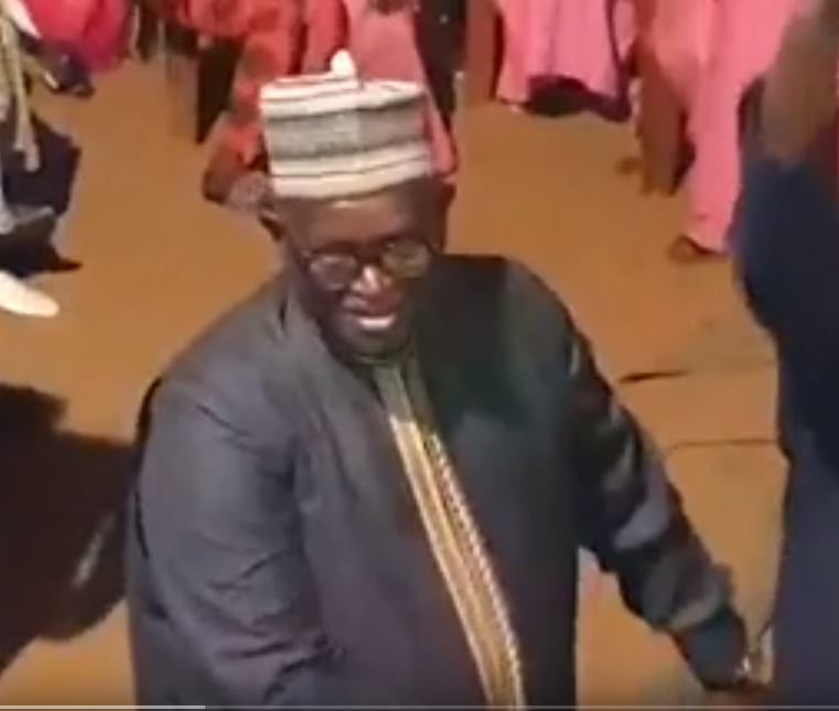 Confiant pour la réélection de Macky, Abdou Latif Coulibay danse au rythme de Carlou D… Regardez !