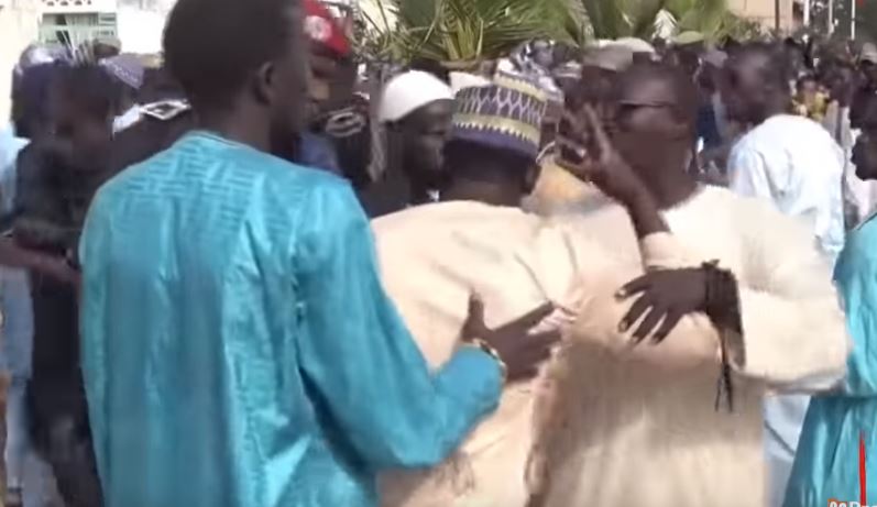 Vidéo-Le film de la bagarre à l’enterrement de Sidy Lamine Niasse…