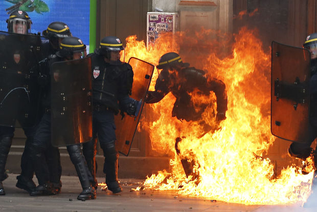 Vidéo : Les Français accablés par la pauvreté et la faim descendent dans la rue et saccagent les biens publics. Regardez !