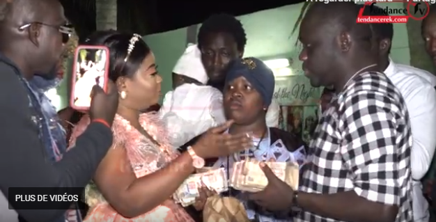 Vidéo – Les faramareens organisent un sabar en Gambie et récoltent une fortune en une nuit
