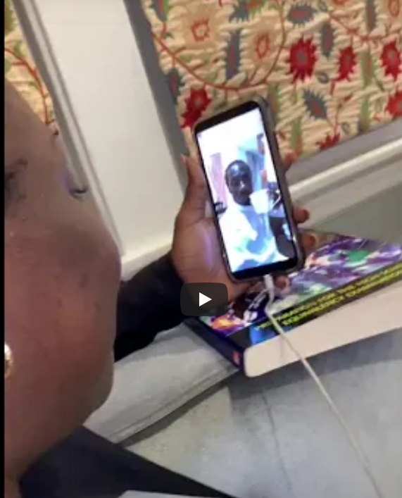 Vidéo – Incroyable: Carlou D surprend sa femme avec…