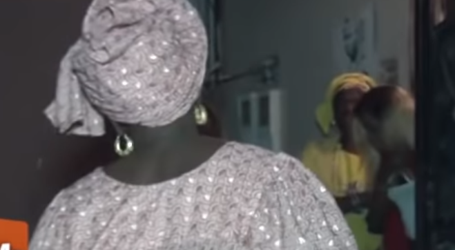 Vidéo-les pratiques mystiques de la mère de Modou Lô avant le départ au Monument de la renaissance…