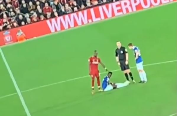 Vidéo: Quand Sadio Mané chambre Gana Gueye, blessé