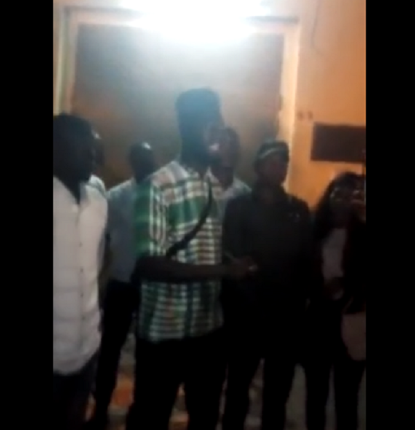 Vidéo: Des sénégalais manifestent devant l’Ambassade de la Côte d’Ivoire pour dénoncer une « ingérence » de Outtara… Regardez