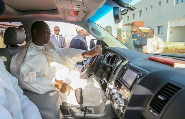 (14 photos ) Inauguration Ila Touba : Macky Sall sapé comme jamais, conduit sa propre voiture pour… !