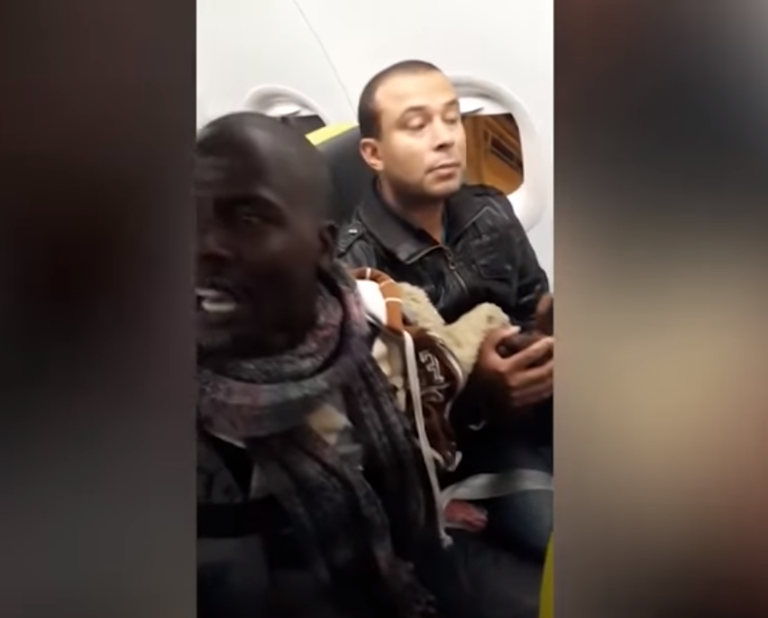 Vidéo – Portugal: Un Sénégalais sauvagement déporté par des policiers qui lui cassent les doigts, regardez!