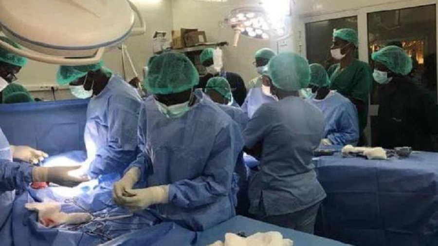 Opération réussie à l’hôpital Albert Royer pour deux sœurs siamoises de 49 jours…