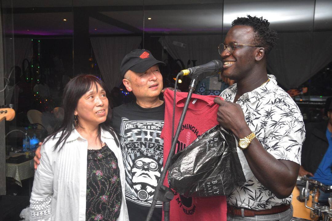 (15 photos) Soirée Noel : Diaw Diop « Louthioum louthioum » fait danser les chinois à son rythme