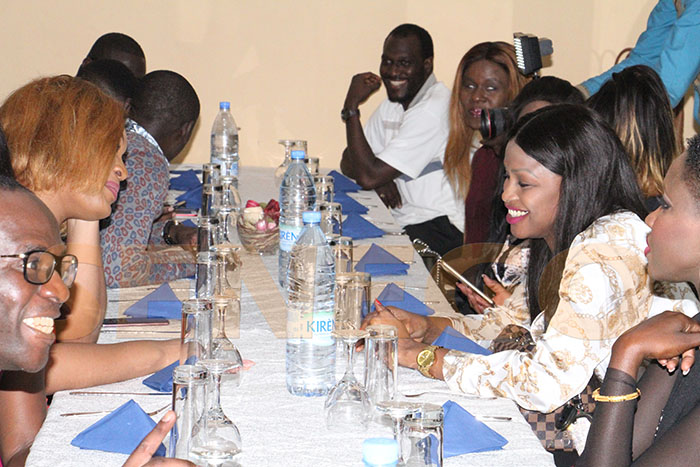 (30 photos) – Admirez le dîner royal des artistes chez…