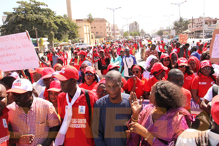 (35 photos) – And Guesseum: les blouses blanches dans la rue…. Suivez la marche !
