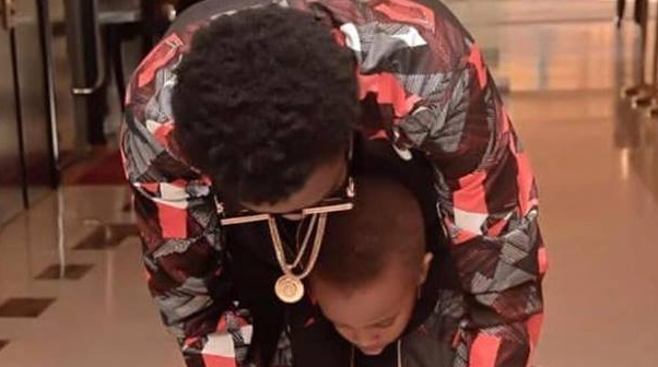 (Photos)-Wally Seck accompagné de son fils fait la pluie et le beau temps…