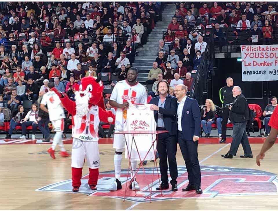 Photo: Youssou Ndoye reçoit son maillot All Star Game 2018
