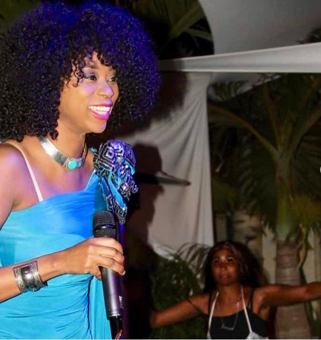(04 photos) : Adiouza déchire avec sa robe moulante. Regardez !