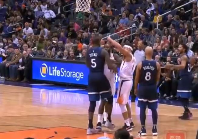 (Vidéo) Basket – Minnesota-Phoenix Suns: Gorgui Sy Dieng expulsé à cause de…!