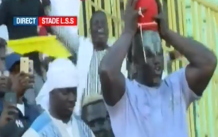 Vidéo- Arrivée au stade : Balla Gaye2 passe par les tribunes…
