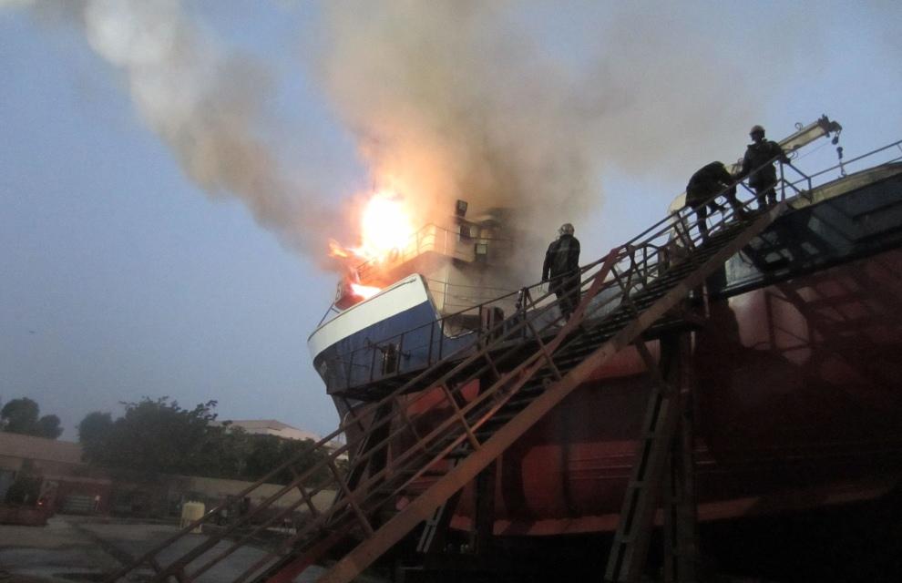 Incendie au Port de Dakar: un blessé et 2 bateaux calcinés