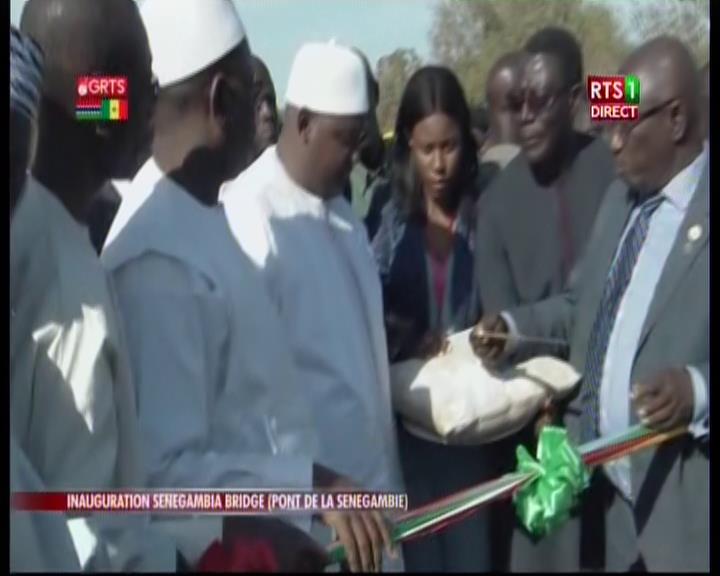(100 Photos): Revivez en images l’inauguration du Pont de Farafégny par Adama Barrow et Macky Sall