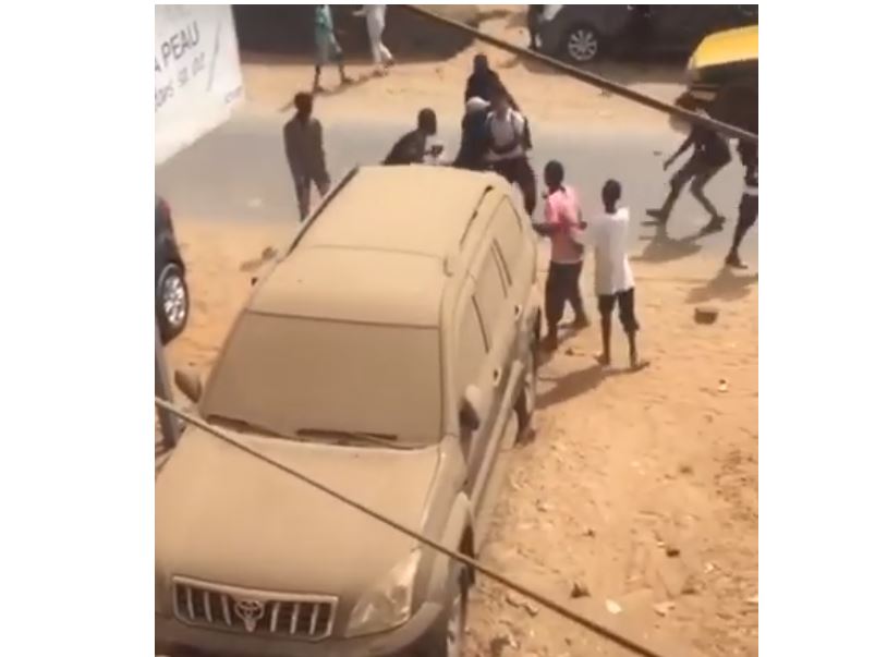 Un blanc est violemment agressé en plein jour lors du combat Balla Gaye-Modou Lo… Regardez