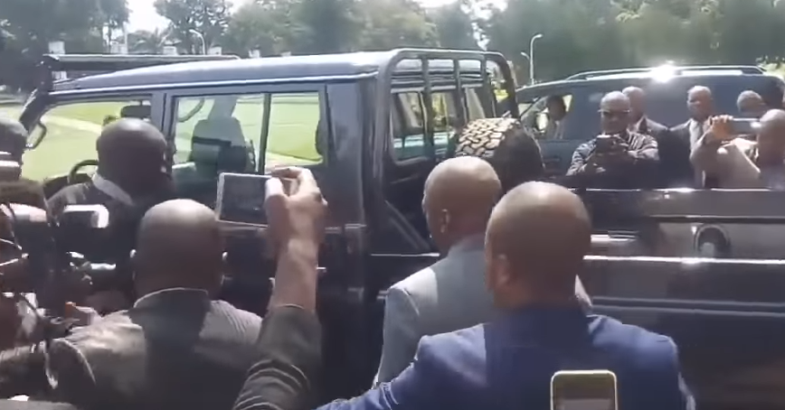 Video -Kabila, au volant de sa Toyota quitte la présidence…