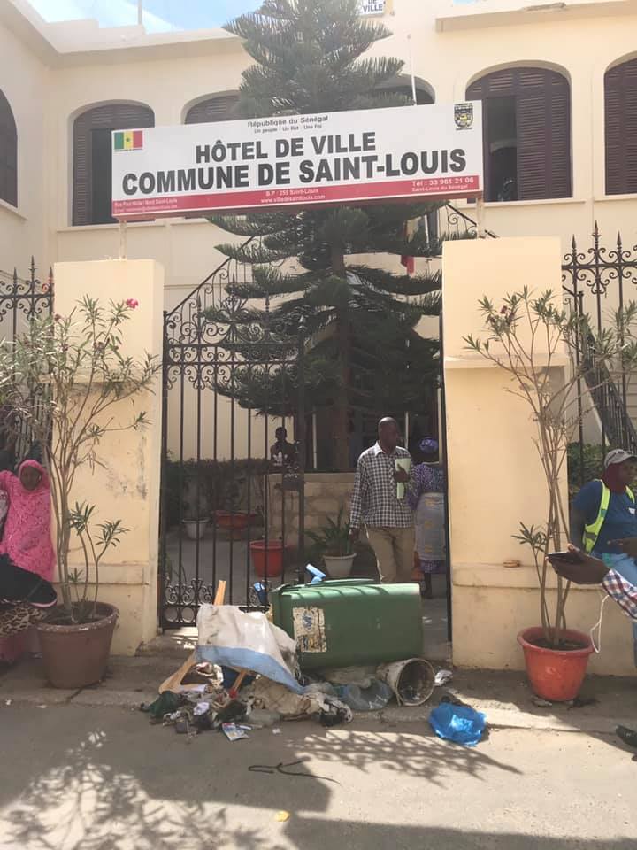 (Photos + Vidéo)- Grève Des Travailleurs De La Mairie De Saint-Louis