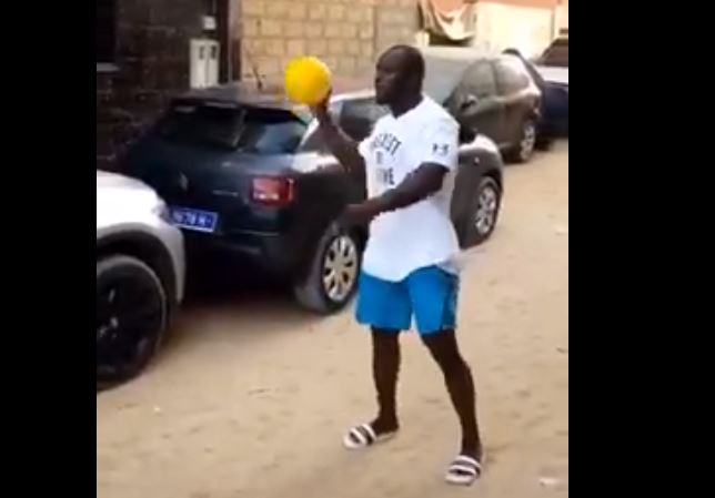 Vidéo: Modou Lô respire la forme et joue au football