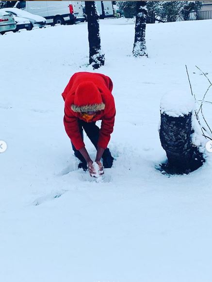 (06 Photos) Ndeye Ndack se défoule sur la neige avec…