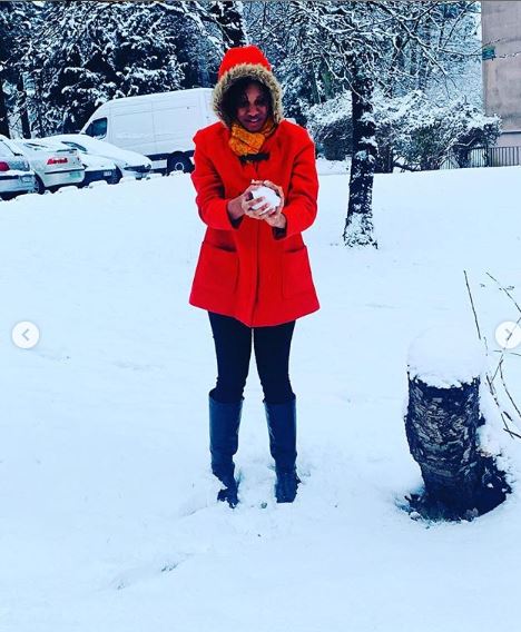 (06 Photos) Ndeye Ndack se défoule sur la neige avec…