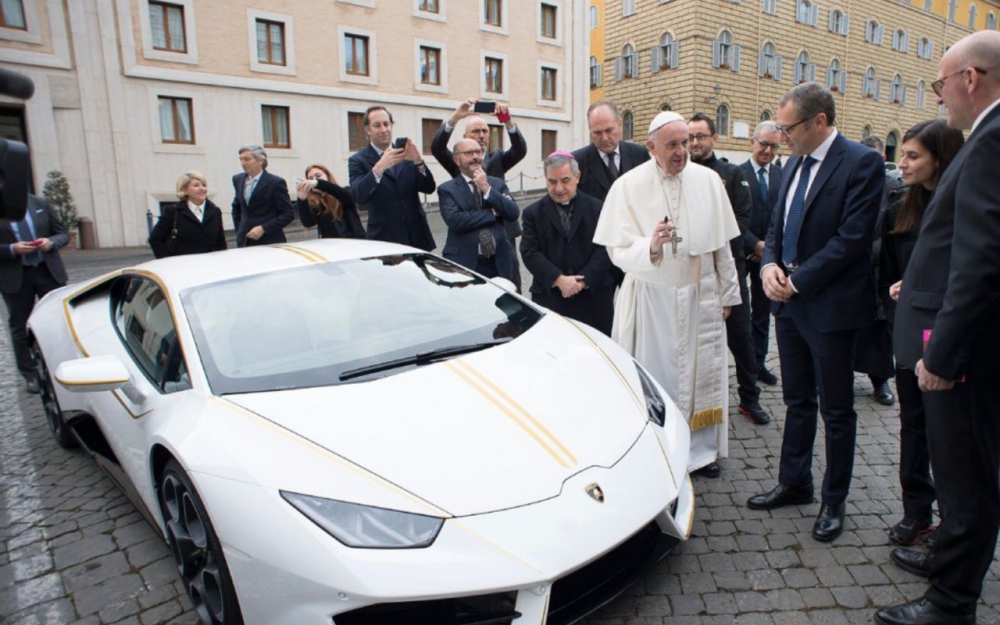 Le pape François vend une de ses voitures…