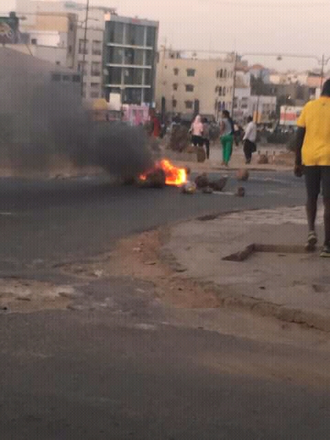 2e jour du couvre-feu : Manifestation et pneus brûlés à Colobane -  Senego.com