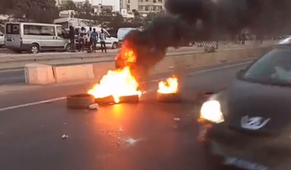 Urgent – des forces de l’ordre envahissent le siège de Bokk Guis Guis, pneus brûlés…