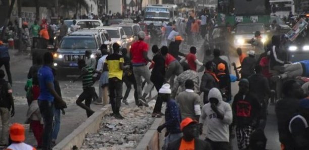 Vidéo-Un des convois de Macky Sall attaqué…