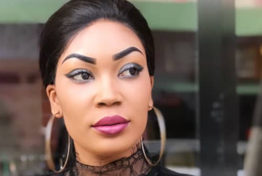 (Photos)-« Pod et Marichou »:Louise avec sa robe décolletée sans soutien-gorge…