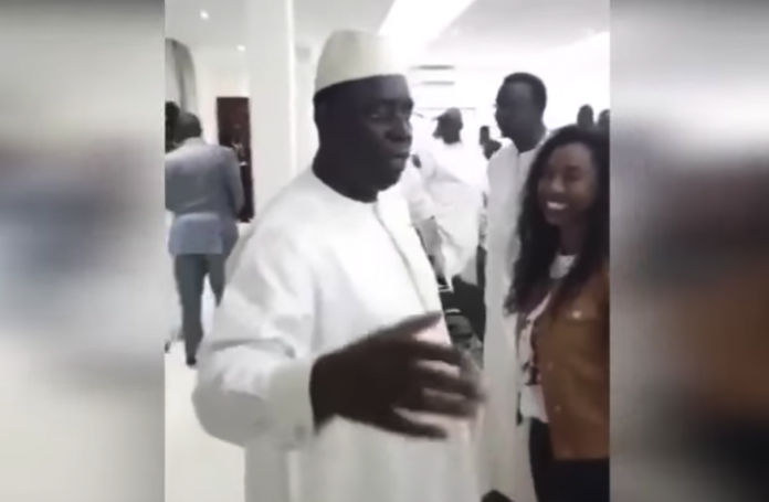 Vidéo: Macky fête sa victoire avec les siens. Regardez !