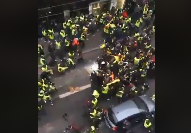 Vidéo- Affrontement entre gilets jaunes d’extrême droite et d’extrême gauche en France