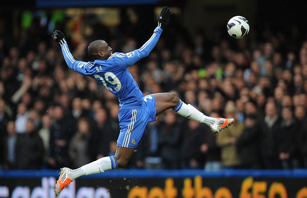 (Vidéo) Foot: La volée de Demba Bâ sacrée pour le plus beau but de l’histoire du derby Chelsea/Manchester United