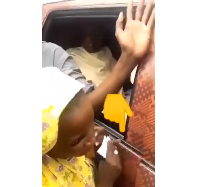 Vidéo – Insolite : Elle récupère une grosse liasse sous les yeux de Macky … Regardez !