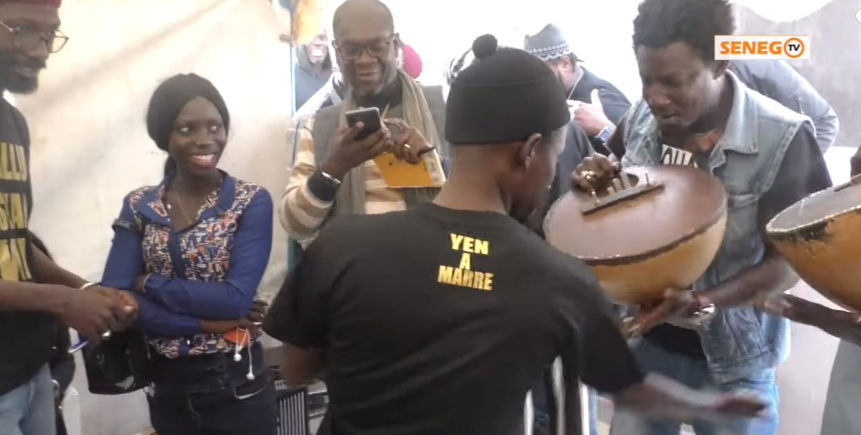 Senego Tv – Fou malade se lâche aux rythmes des Bongomanes. Du jamais vu !