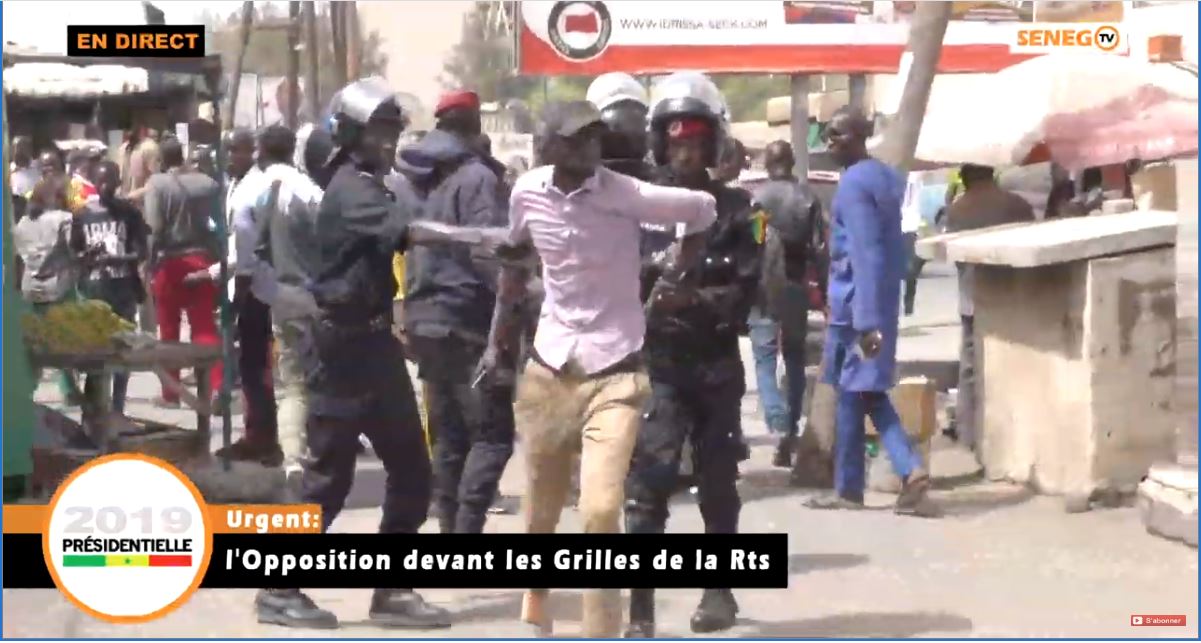 Direct : L’opposition manifeste devant les Grilles de la Rts…