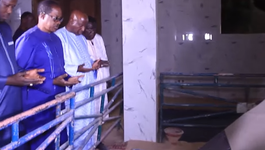 Vidéo-Madické Niang en recueillement, sur la tombe de Sidi Lamine Niasse…