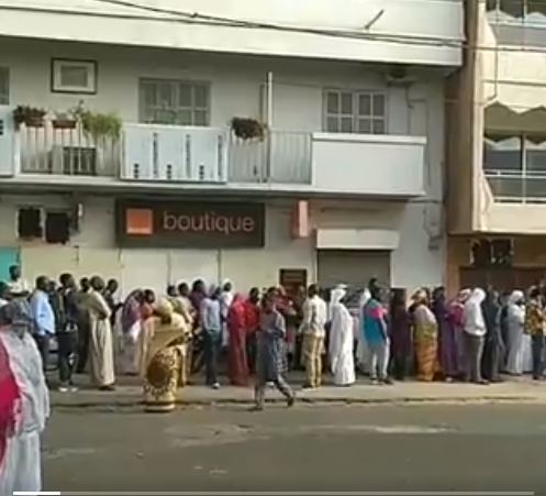 Présidentielle 2019: De longues files pour une attente civique