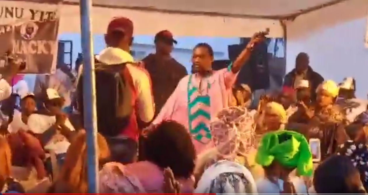Vidéo –  Ouzin Keita chante les éloges de Marieme Faye Sall:  » Première Dame Nekhouléna »