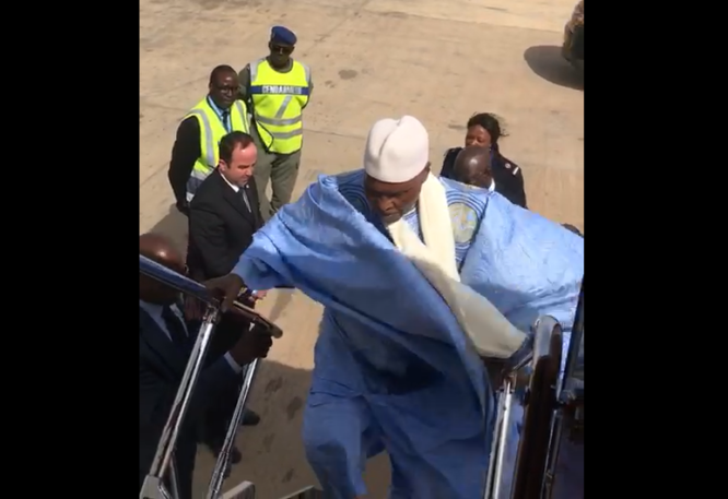 Vidéo – Urgent : Me Wade s’envole pour Conakry, Il va rencontrer Hollande… Regardez !