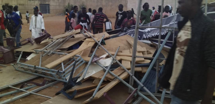 (Photos) L’effondrement de la tribune officielle du stade municipal de Mbour fait des blessés