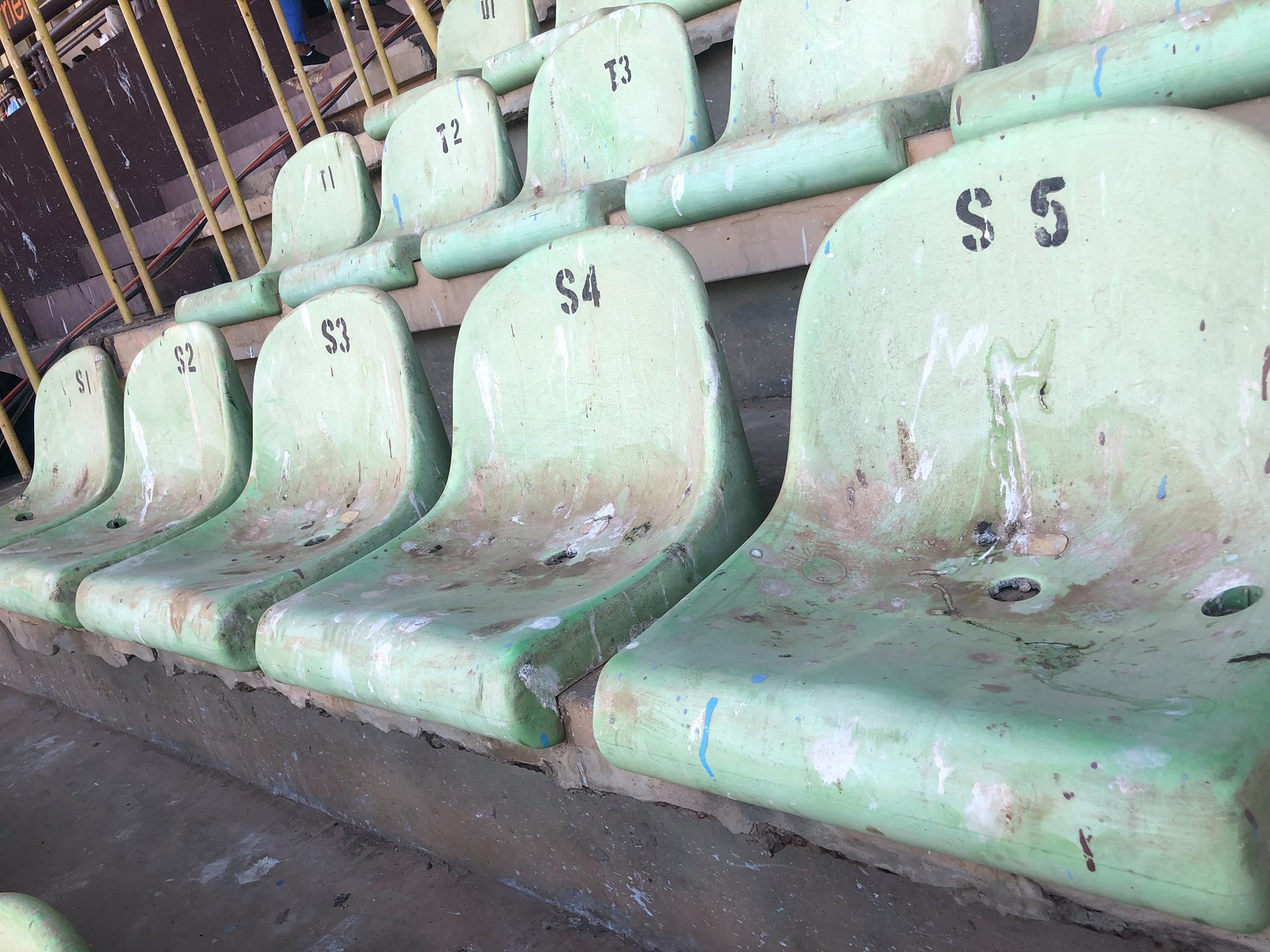 Arrêt sur images : L’état des sièges des gradins du Stade Léopold Sédar Senghor!
