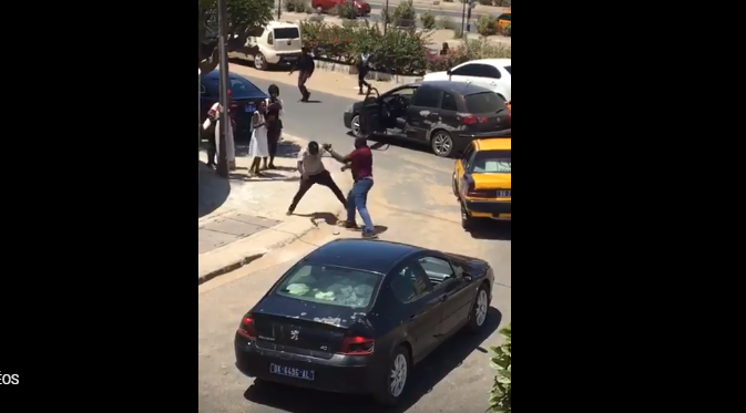 Bataille entre un taximan et un chauffeur  particulier en pleine circulation (Vidéo)…