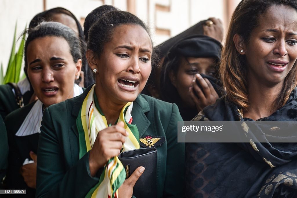 Photos (09) – Cérémonie funéraire: des membres d’équipage d’Ethiopian Airlines pleurent leurs collègues…