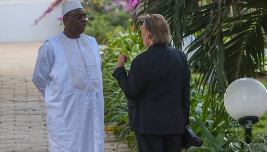 Photos (03) – Le Président Macky Sall en pleine discussion avec son photographe…