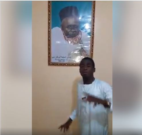 Vidéo: Sidy Diop chante Serigne Babacar Sy