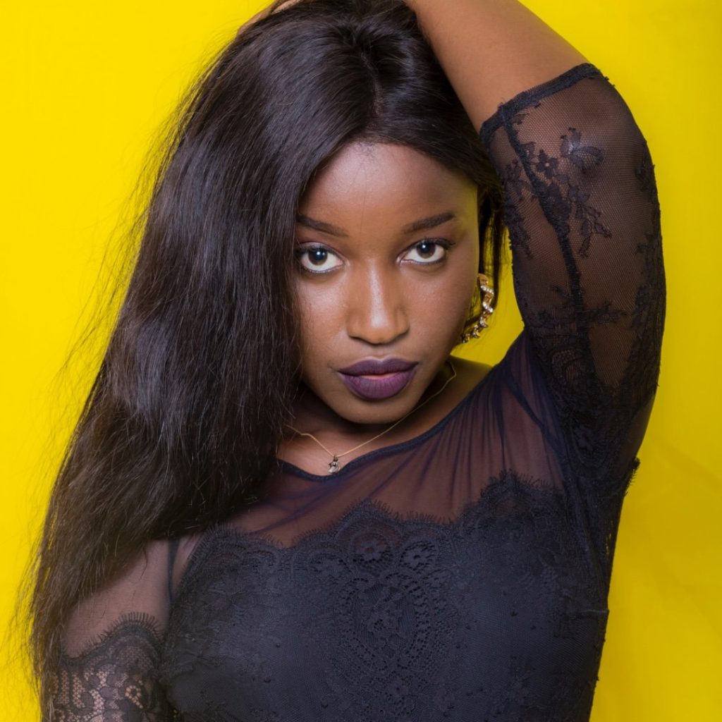 Photos: Suivez le regard de Khaadia Sy avec …